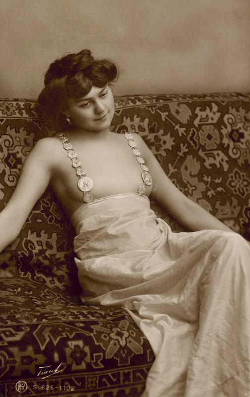 Mulher usando um vestido arriscado (foto a p/b) de European Photographer