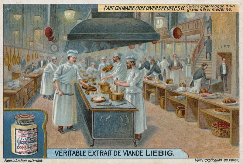 Enorme cozinha de um grande hotel moderno de European School