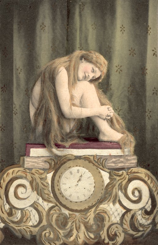 Retrato de uma rapariga sentada por cima de um relógio (litografia a cores) de European School