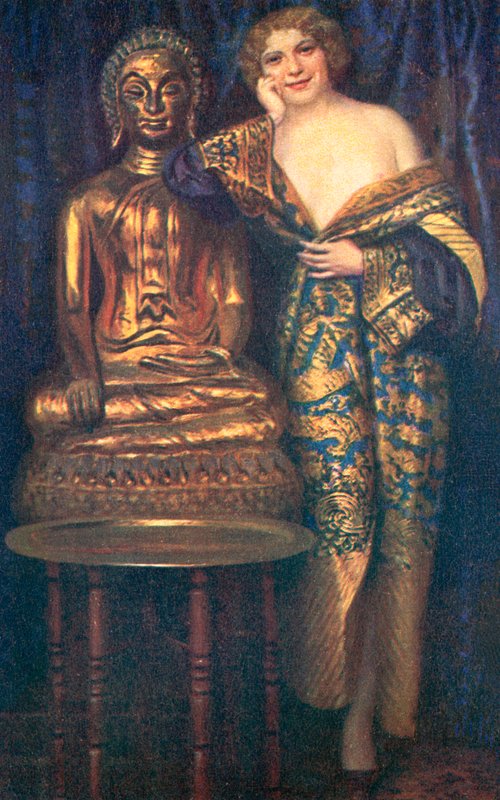 Mulher seminua vestida com uma túnica ao lado de uma estátua dourada de Buda (litografia a cores) de European School