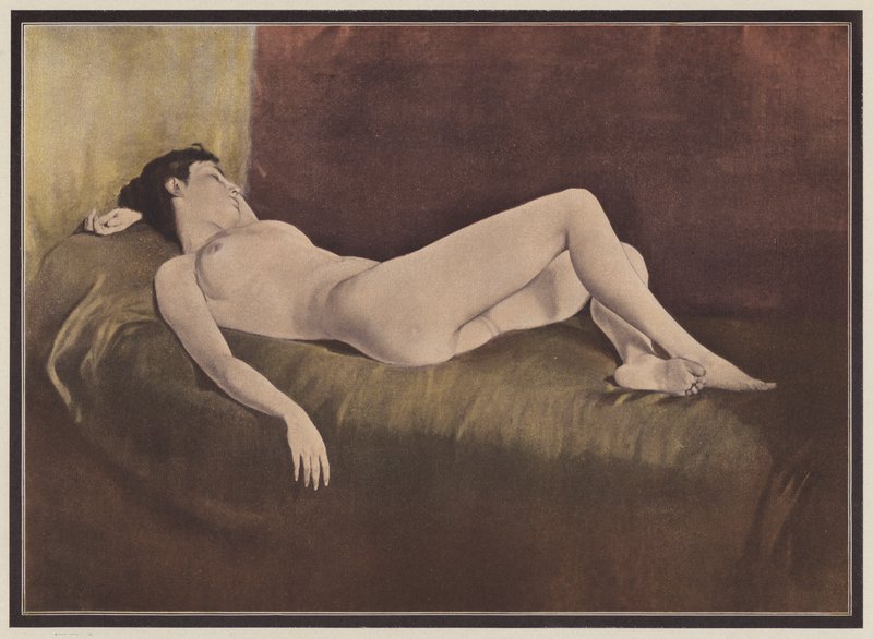Mulher deitada em uma cama (lito colorido) de European School