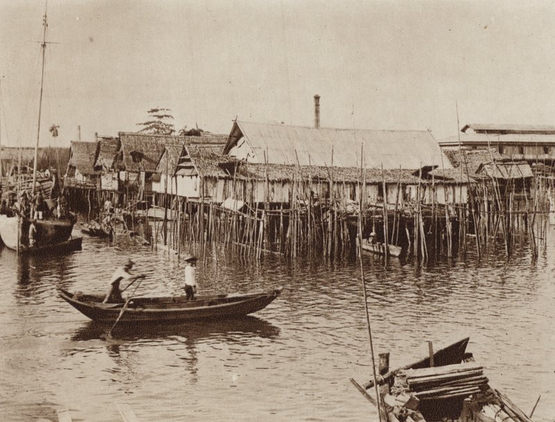 Casas de pescadores construídas sobre estacas acima da água, Singapura (foto a p/b) de Ewing Galloway