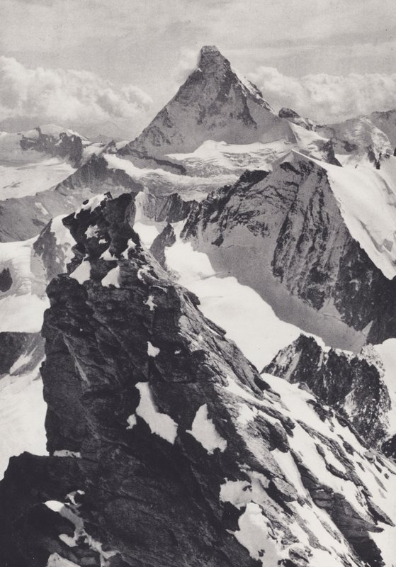 Pennine Alps: Um Gendarme sobre o Zinal Rothhorn (foto a p/b) de Francis Sydney Smythe