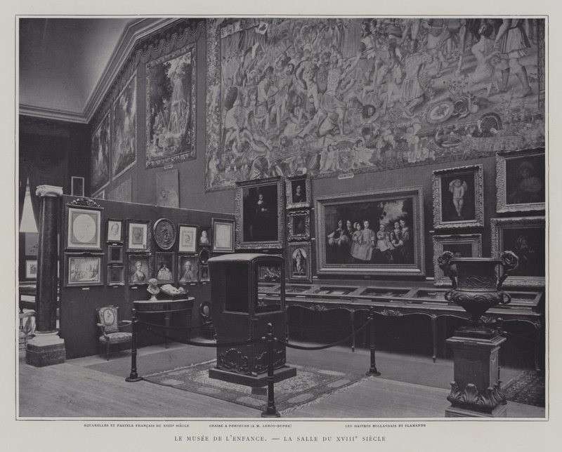 Sala século XVIII no Museu da Infância do Petit Palais, Paris (foto a p/b) de French Photographer