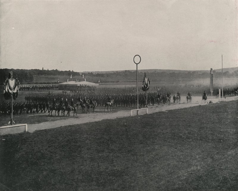 Uma Revisão Militar em Longchamps (foto a p/b) de French Photographer