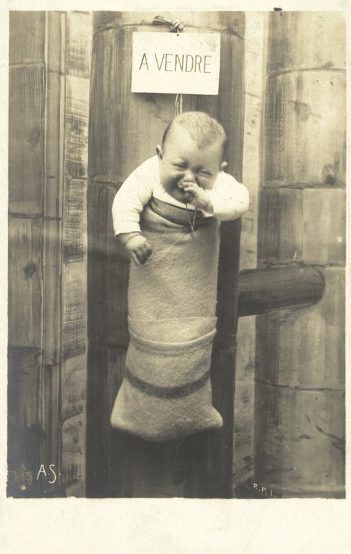 A Vendre, Bebê à venda (foto a p/b) de French Photographer