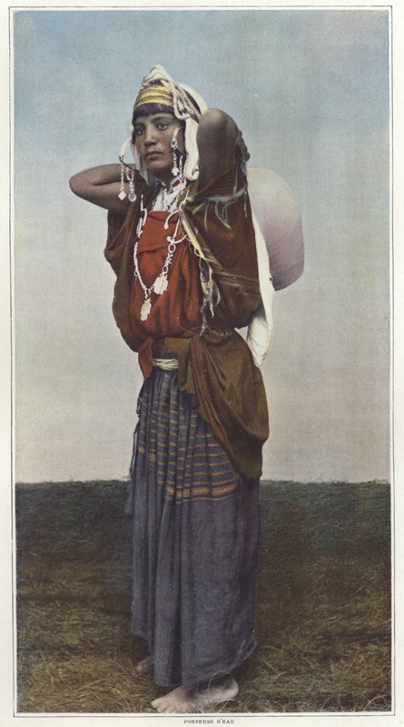 Um portador de água feminina na Tunísia de French Photographer