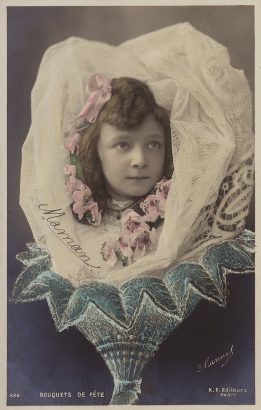 Uma jovem garota em um véu apresentado como um buquê de flores (fotocolagem matizada) de French Photographer