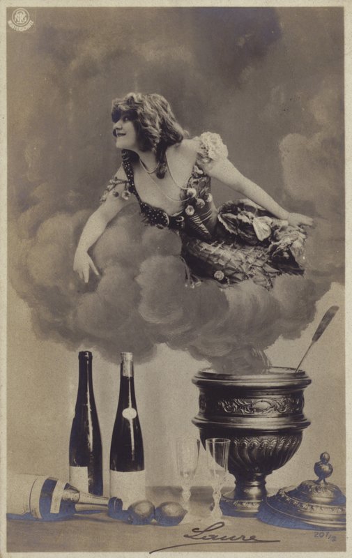 Uma jovem mulher emergindo do vapor de uma terrina de sopa (fotolivagem) de French Photographer