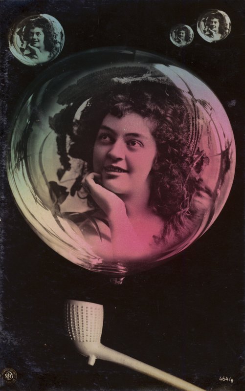 Um rosto de mulher jovem aparecendo nas bolhas soprado de um cano de barro (fotocolagem colorida) de French Photographer
