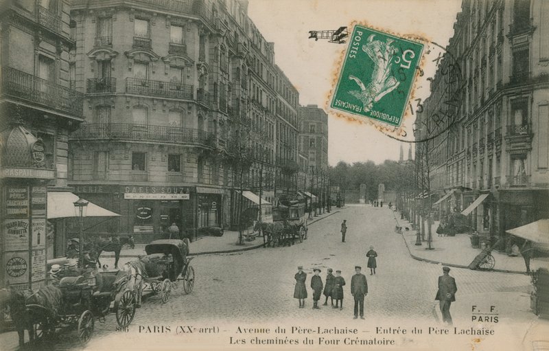 Avenue du Pere-Lachaise no 20º arrondissement de Paris, França. Vista da rua com a entrada do cemitério de Pere Lachaise e as chaminés do crematório. Postal enviado em 1913. de French Photographer