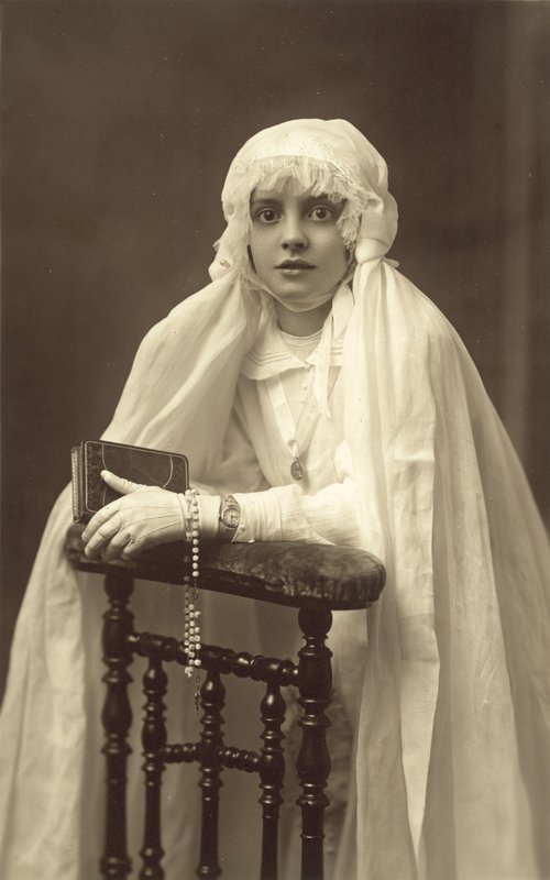 Linda menina, vestida para a sua Primeira Comunhão (foto a p/b) de French Photographer