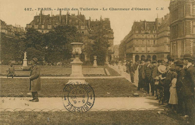 Encantador de pássaros no Jardin des Tuileries, Paris. Postal enviado em 1913. de French Photographer