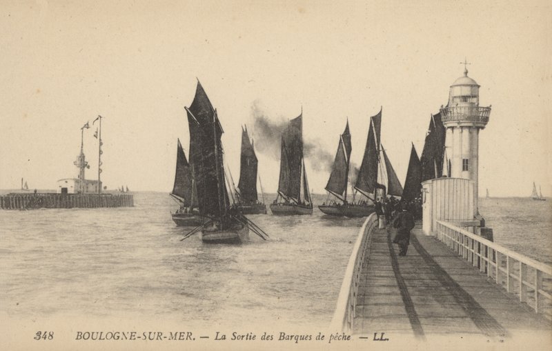 Boulogne-sur-Mer, Le Sortie des Barques de peche (foto a p/b) de French Photographer