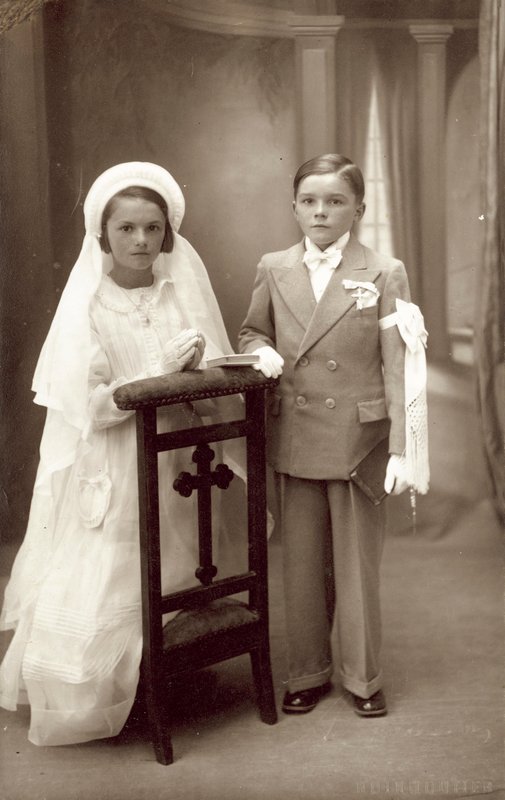 Menino e menina em sua primeira comunhão de French Photographer