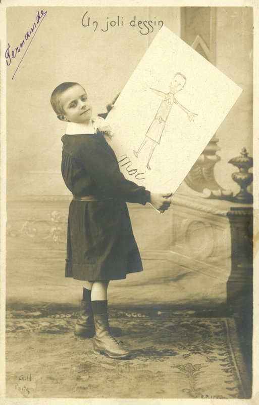 Rapaz com um desenho (foto a p/b) de French Photographer