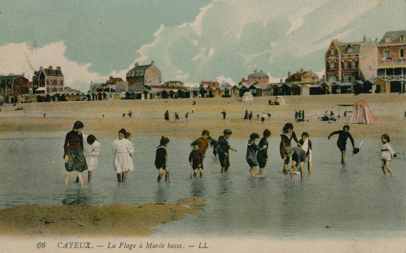 Cayeux, a praia tem baixa Maree. Cartão postal sente 27 de julho de 1913. de French Photographer
