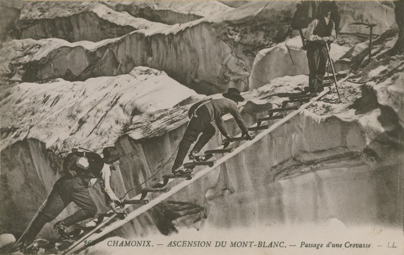 Chamonix - a subida do Mont Blanc. Alpinistas passando por uma fresta. Postal enviado em 1913. de French Photographer