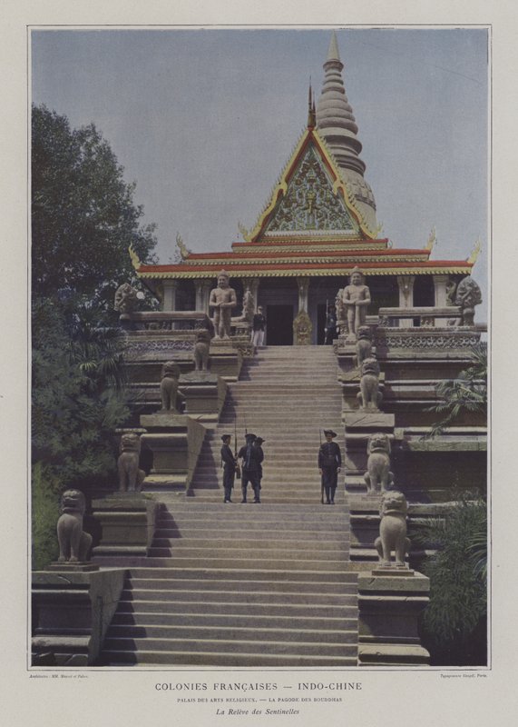 Troca da guarda no templo budista na secção Indochina da Exposição Universelle 1900, Paris (foto a cores) de French Photographer