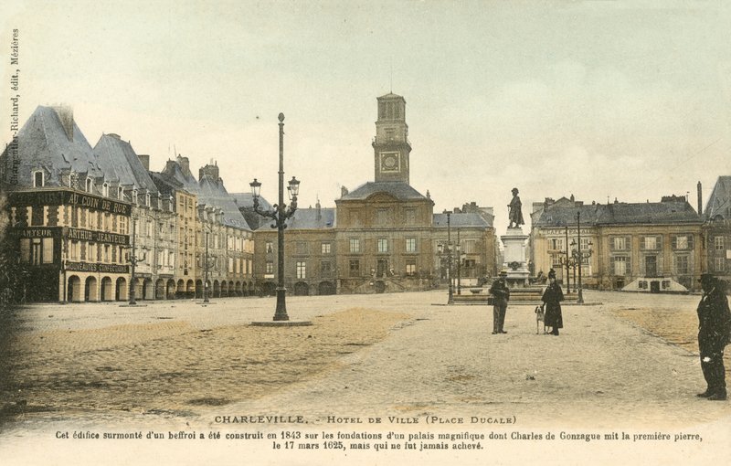 Charleville, Hotel De Ville, Praça Ducale de French Photographer