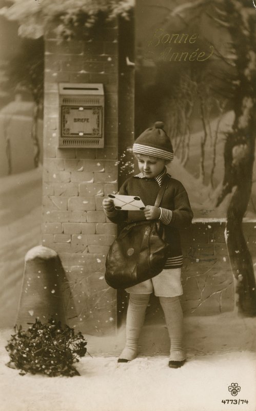Criança prestes a postar carta de French Photographer
