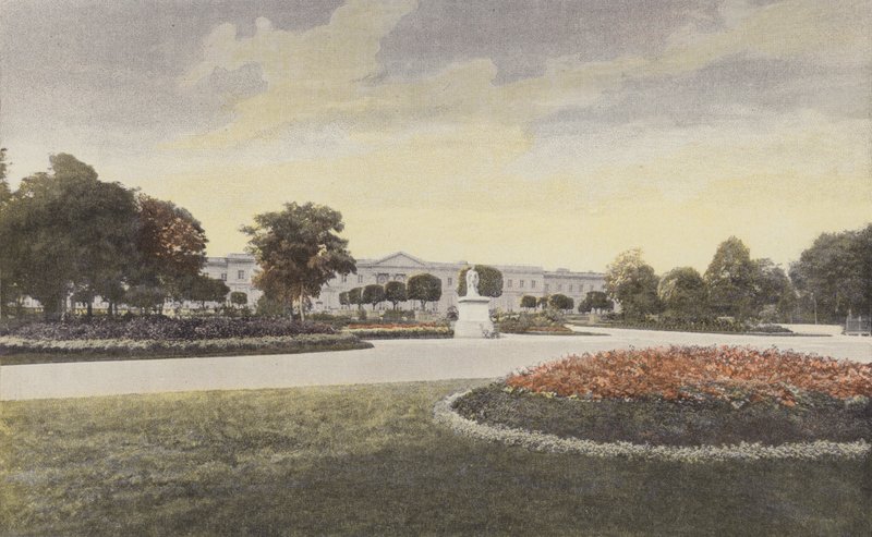 Compiegne, fachada do palácio no pequeno parque de French Photographer