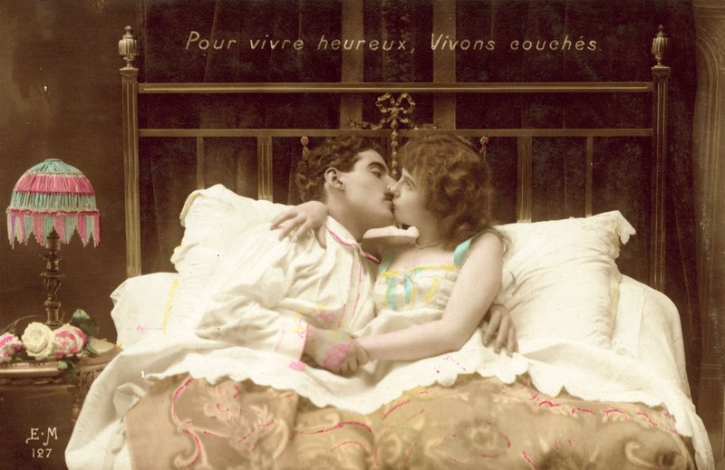 Par, beijando, cama de French Photographer