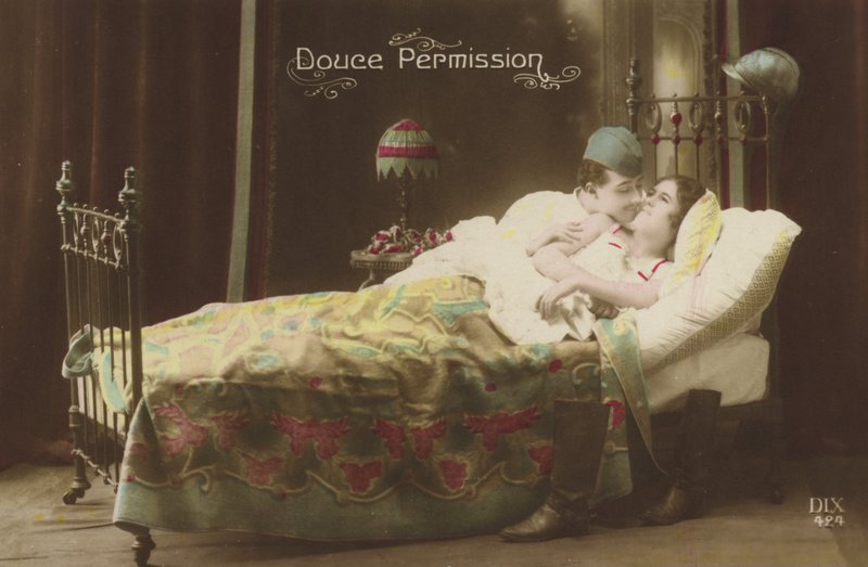 Par, beijando, cama de French Photographer