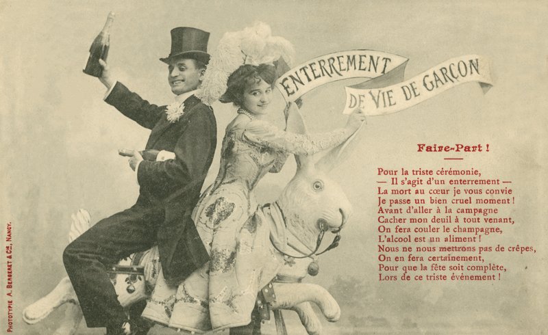 Casal em um passeio de carnaval (foto a p/b) de French Photographer