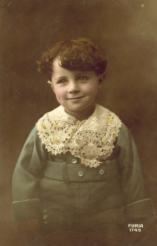 Menino bonito, com um grande sorriso (foto a cores) de French Photographer