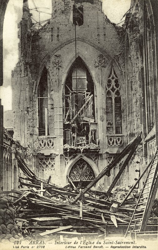 Interior danificado da Igreja de Saint-Sacrement, Arras, França, Primeira Guerra Mundial (foto a p/b) de French Photographer