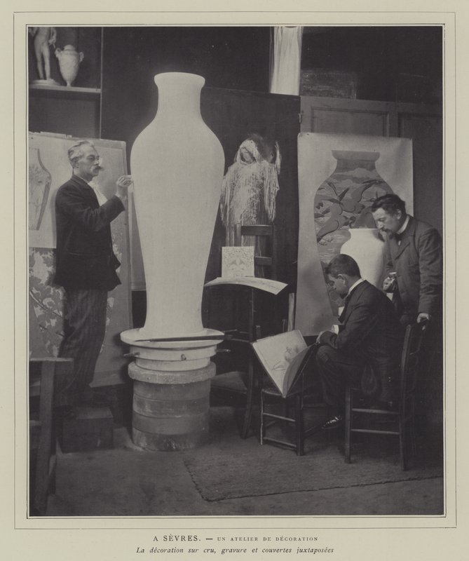 Oficina de decoração na fábrica de porcelana de Sevres, França (foto a p/b) de French Photographer