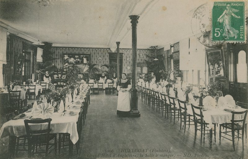 Sala de jantar do Grand Hotel dAngleterre, Huelgoat, Bretanha. Postal enviado em 1913. de French Photographer
