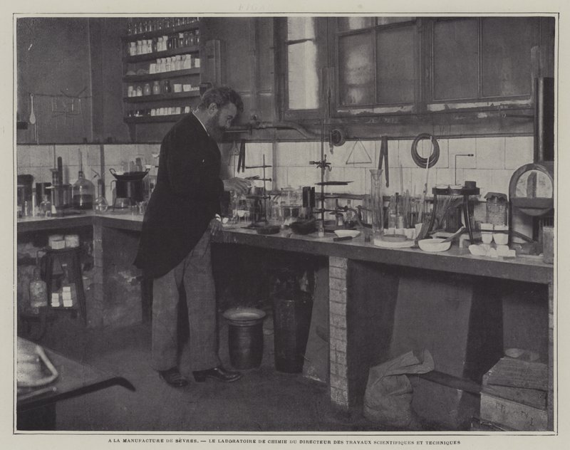 Director dos trabalhos científicos e técnicos no laboratório de química da fábrica de porcelana de Sevres, França (foto a p/b) de French Photographer