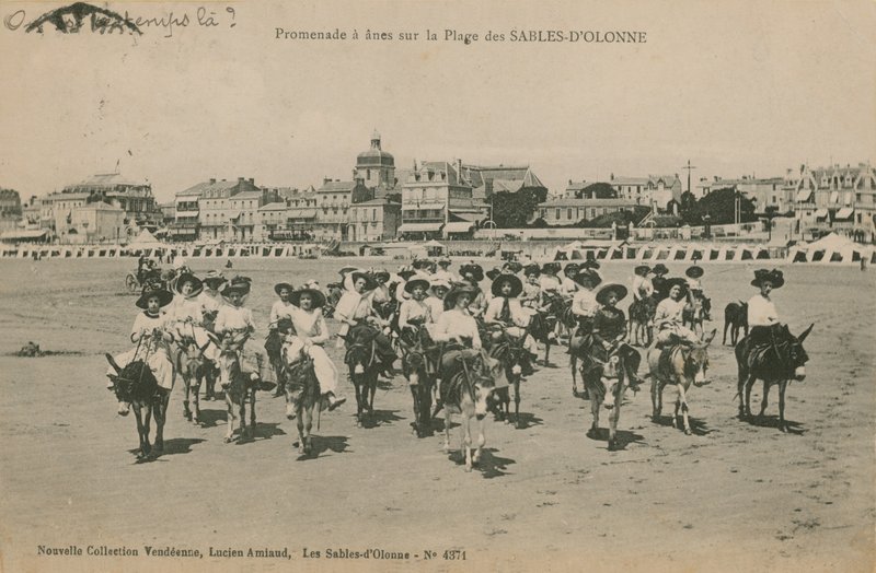O asno monta na praia em Les Sables-dOlonne em França ocidental. Postal enviado em 1913. de French Photographer