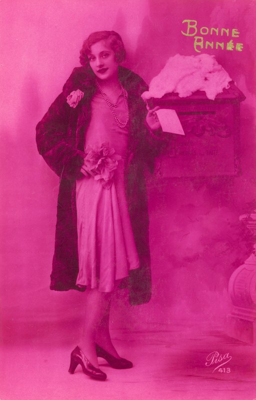 Menina elegante prestes a postar cartão de ano novo de French Photographer
