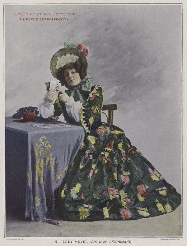 Emilie Mily-Meyer como Miss Lenormand em The Retrospective Review (foto colorida) de French Photographer
