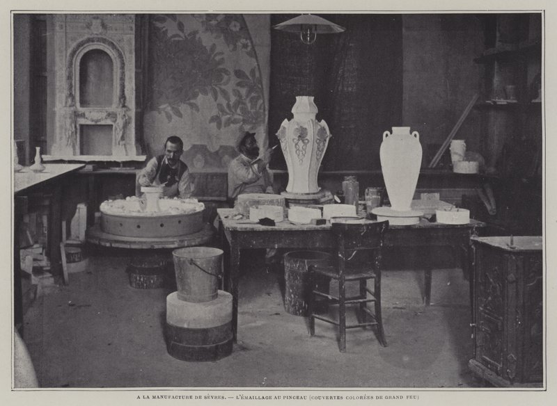Esmaltagem com pincel na fábrica de porcelana de Sevres, França (foto a p/b) de French Photographer