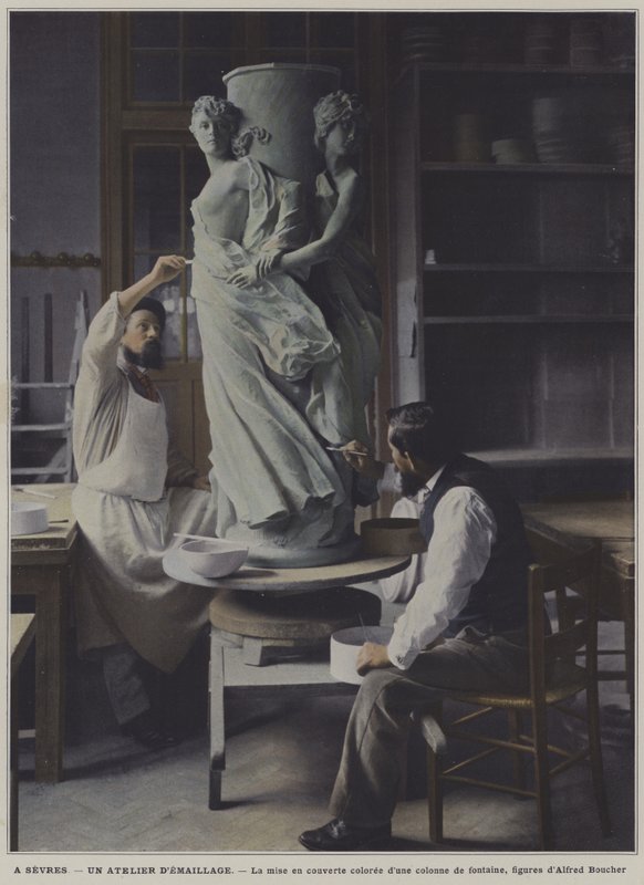 Oficina de esmaltagem na fábrica de porcelana de Sevres, França (foto a cores) de French Photographer