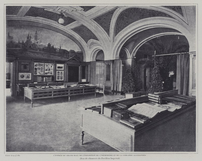 Entrada no grande salão da exposição de impressão e livros no pavilhão alemão da Exposição Universelle 1900, Paris (foto a p/b) de French Photographer