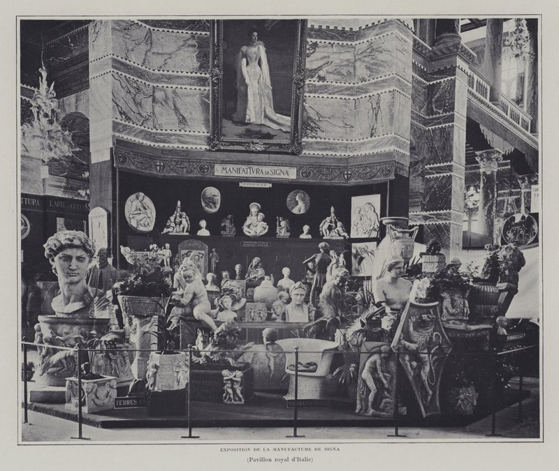 Exposição de artigos da fábrica Signa, Florença, no pavilhão italiano da Exposição Universelle 1900, Paris (foto a p/b) de French Photographer