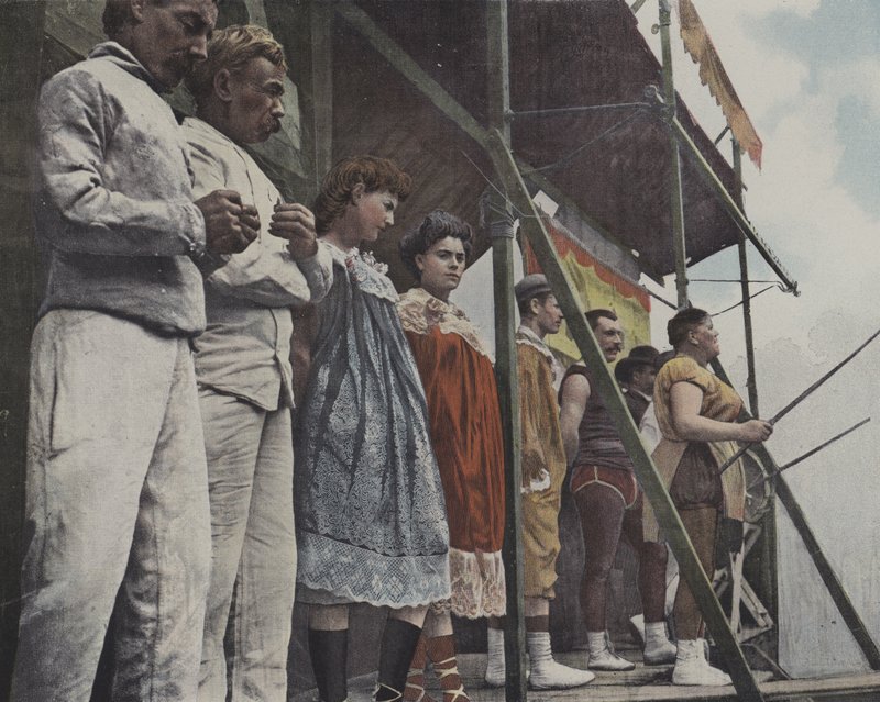 Animadores de feira no palco (foto a cores) de French Photographer