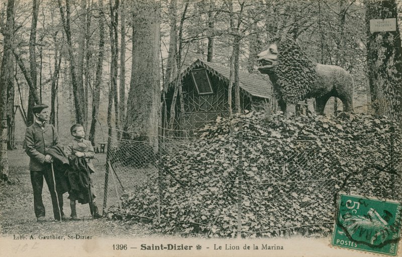 Pai e filho que olham a escultura do leão em Saint Dizier. Postal enviado em 1913. Publicado pela Biblioteca de A Gauthier. de French Photographer