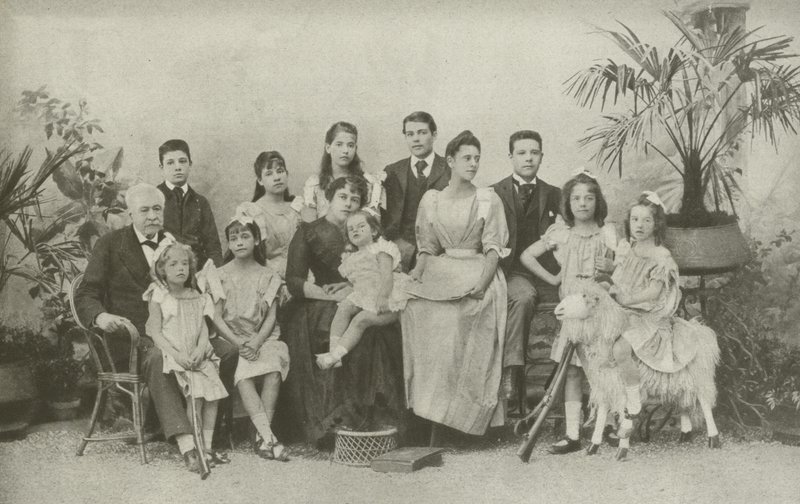 Ferdinand De Lesseps, com sua esposa e filhos (foto a p/b) de French Photographer