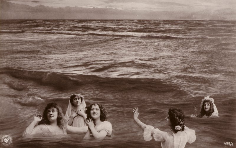 Cinco mulheres vestidas no mar (fotocolagem) de French Photographer