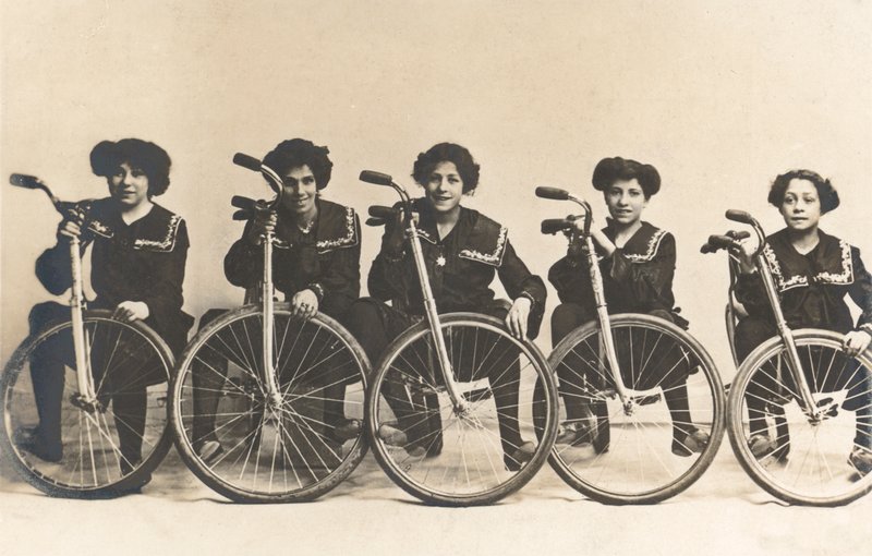 Cinco meninas, presumivelmente francesas, com suas bicicletas (foto a p/b) de French Photographer