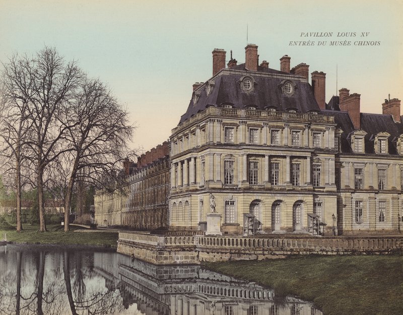 Fontainebleau: Entrada do Pavilhão Luís XV para o Museu Chinês (fotografia a cores) de French Photographer