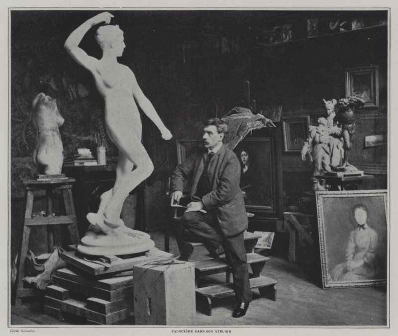 O pintor e escultor francês Alexandre Falguiere em seu estúdio (foto a p/b) de French Photographer