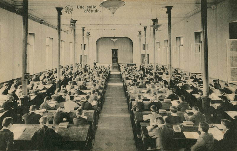 Sala de aula da escola francesa. Saint-Roch, Ferrieres. Postal enviado em 25 de outubro de 1913. de French Photographer