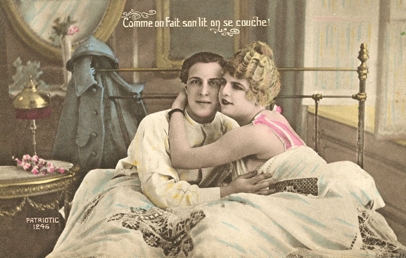 Soldado francês na cama com sua garota de French Photographer